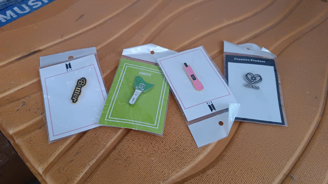Stylish Metal Badge Pin – Single Piece (Random Design) Stylish Metal Badge Pin – Single Piece (Random Design)